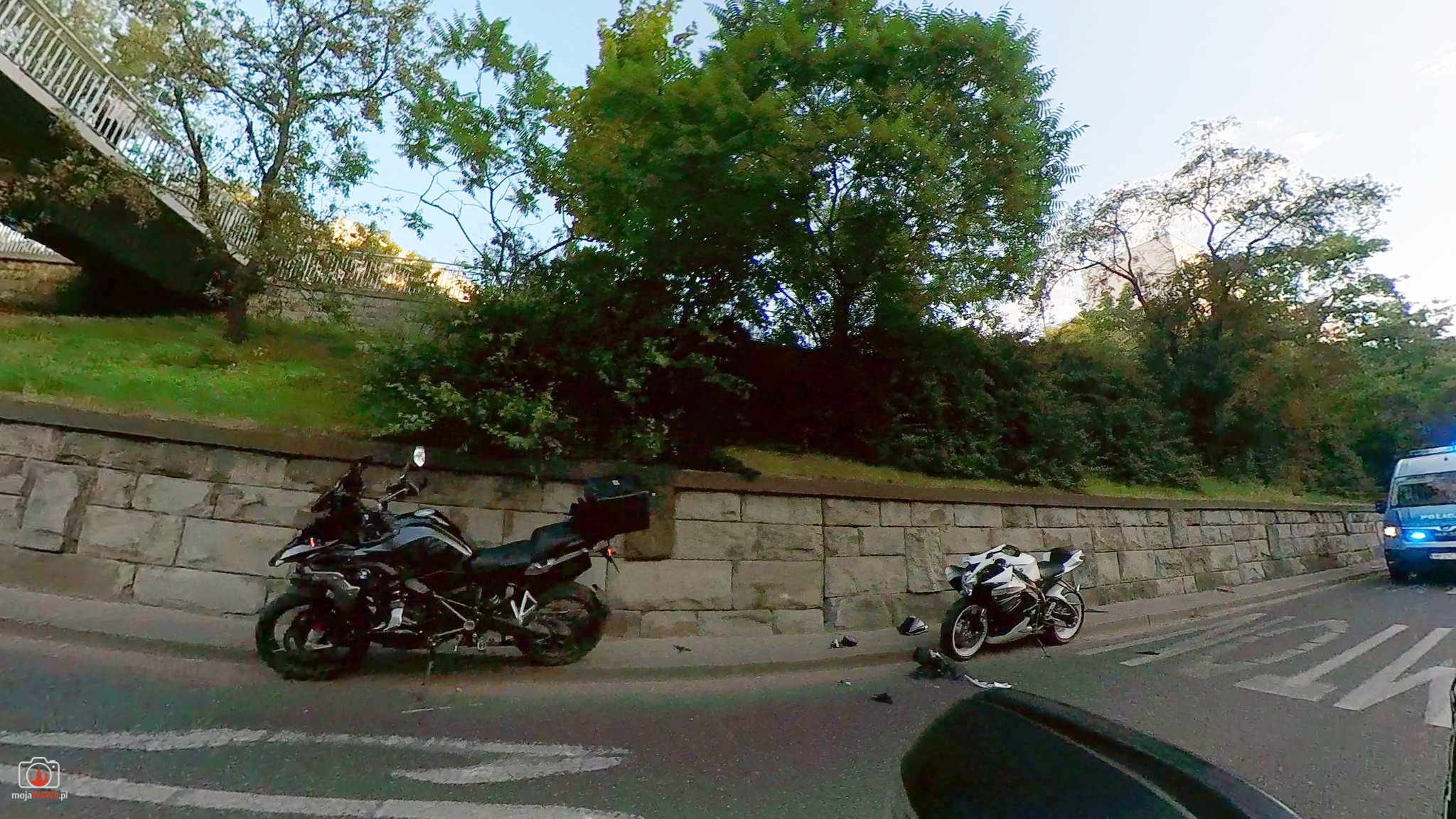 Zderzenie dwóch motocykli. Jedna osoba trafiła do szpitala
