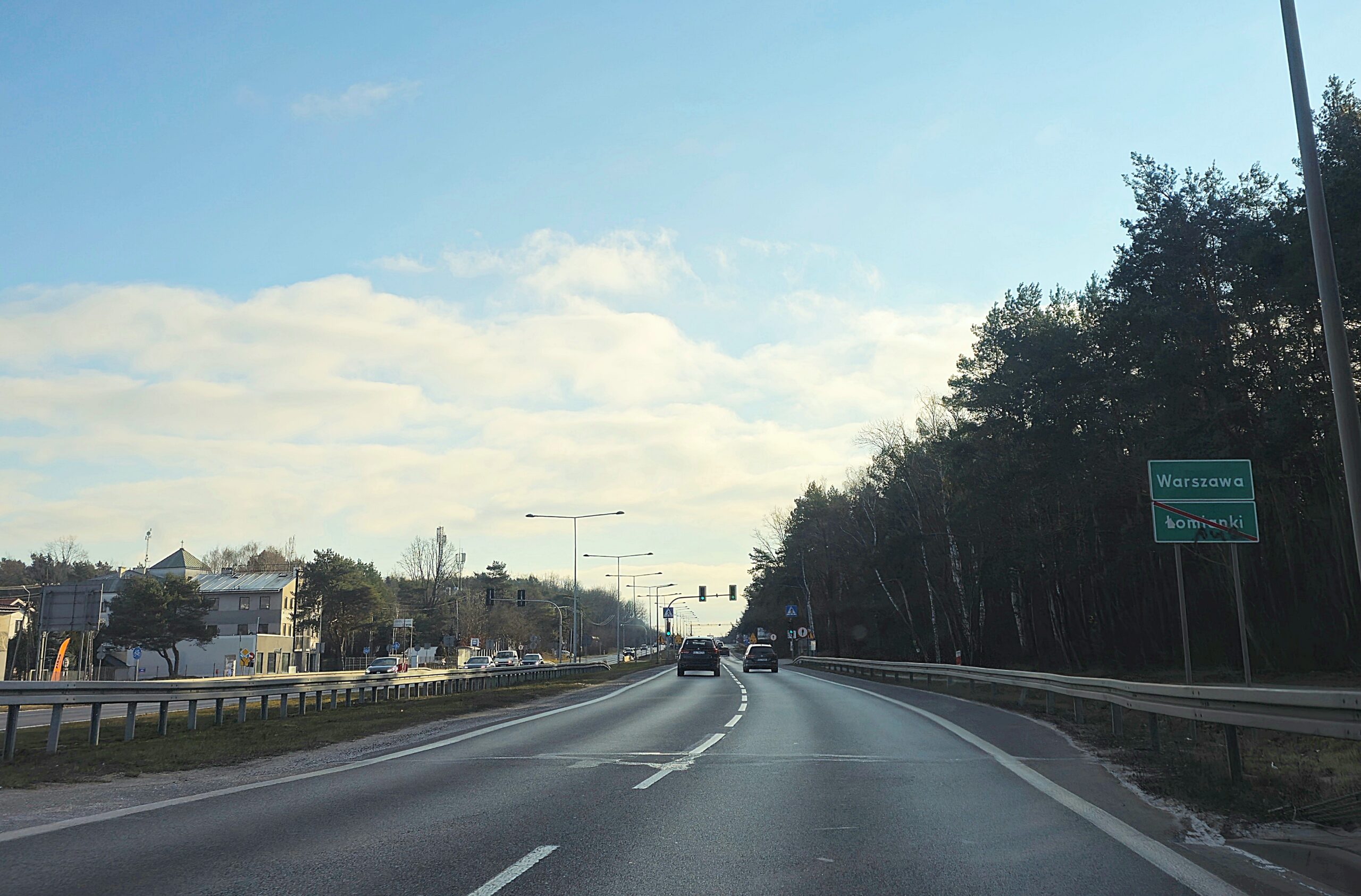 Korki w Łomiankach: starania władz, desperacja mieszkańców i… wielki chaos w internecie (WYWIAD z Burmistrzem Tomaszem Dąbrowskim)